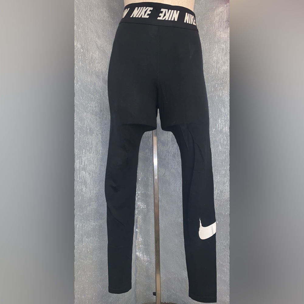 Nike leggings In Excellent Used condition Size Small